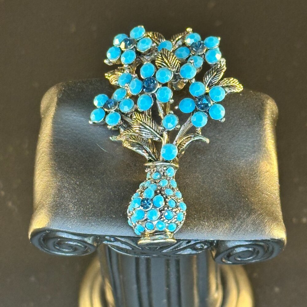 💙 Vintage Blue Rhinestone Flower Vase Brooch – Silver Floral Statement Pin